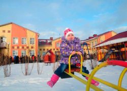 качели в новом детском саду